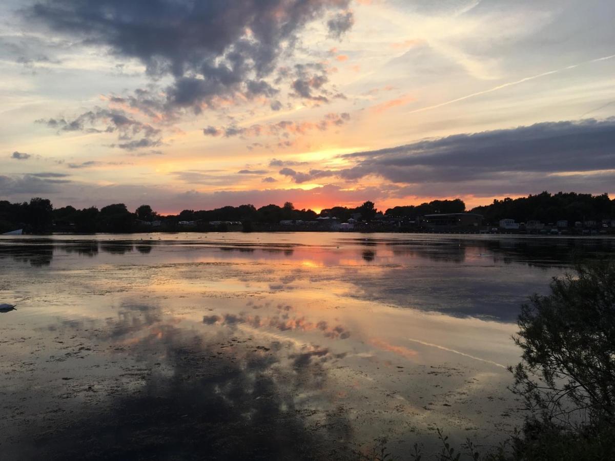 Fable Lodge Tattershall Lakes - Luxury Lakeside Lodge With Hot Tub Екстер'єр фото