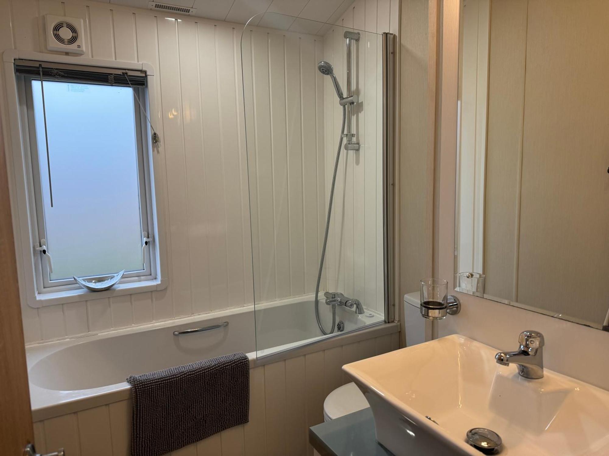 Fable Lodge Tattershall Lakes - Luxury Lakeside Lodge With Hot Tub Екстер'єр фото
