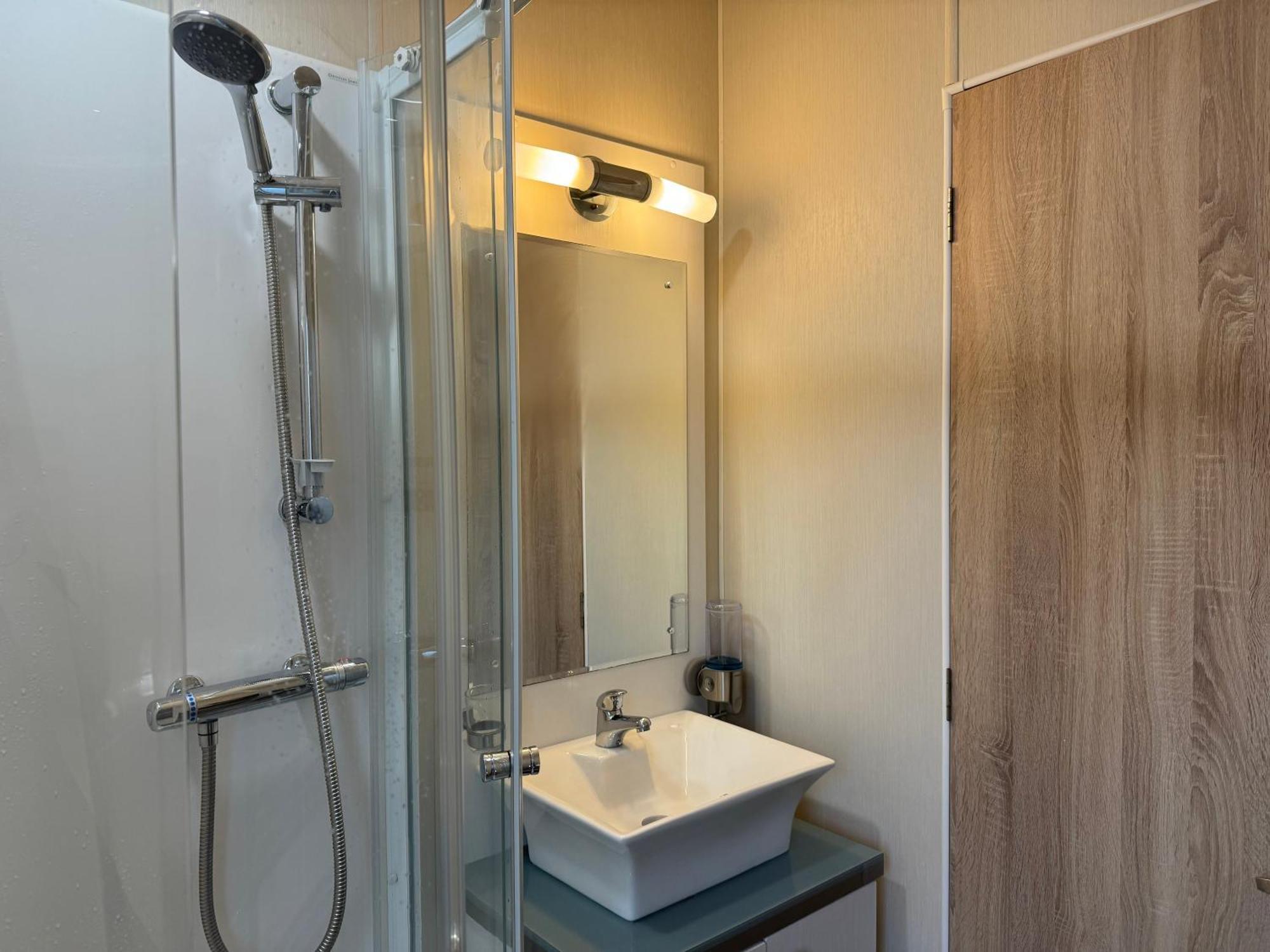 Fable Lodge Tattershall Lakes - Luxury Lakeside Lodge With Hot Tub Екстер'єр фото